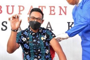 Wabup Kuningan saat disuntik vaksin Sinovac.